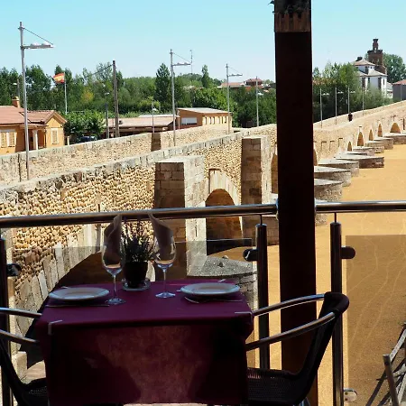 Hotel Don Suero De Quinones