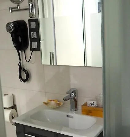 Hotel Don Suero De Quinones 2*