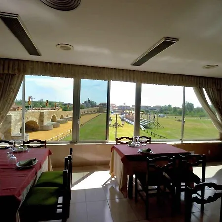 Hotel Don Suero De Quiñones 2*